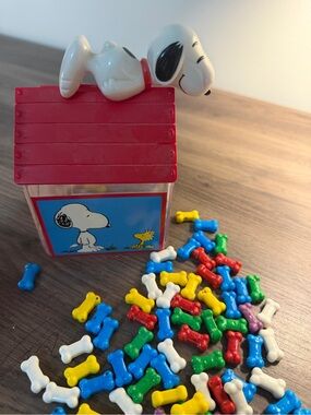 Vintage Peanuts Snoopy Doghouse Candy Container UFS Red Roof Plastic Toy